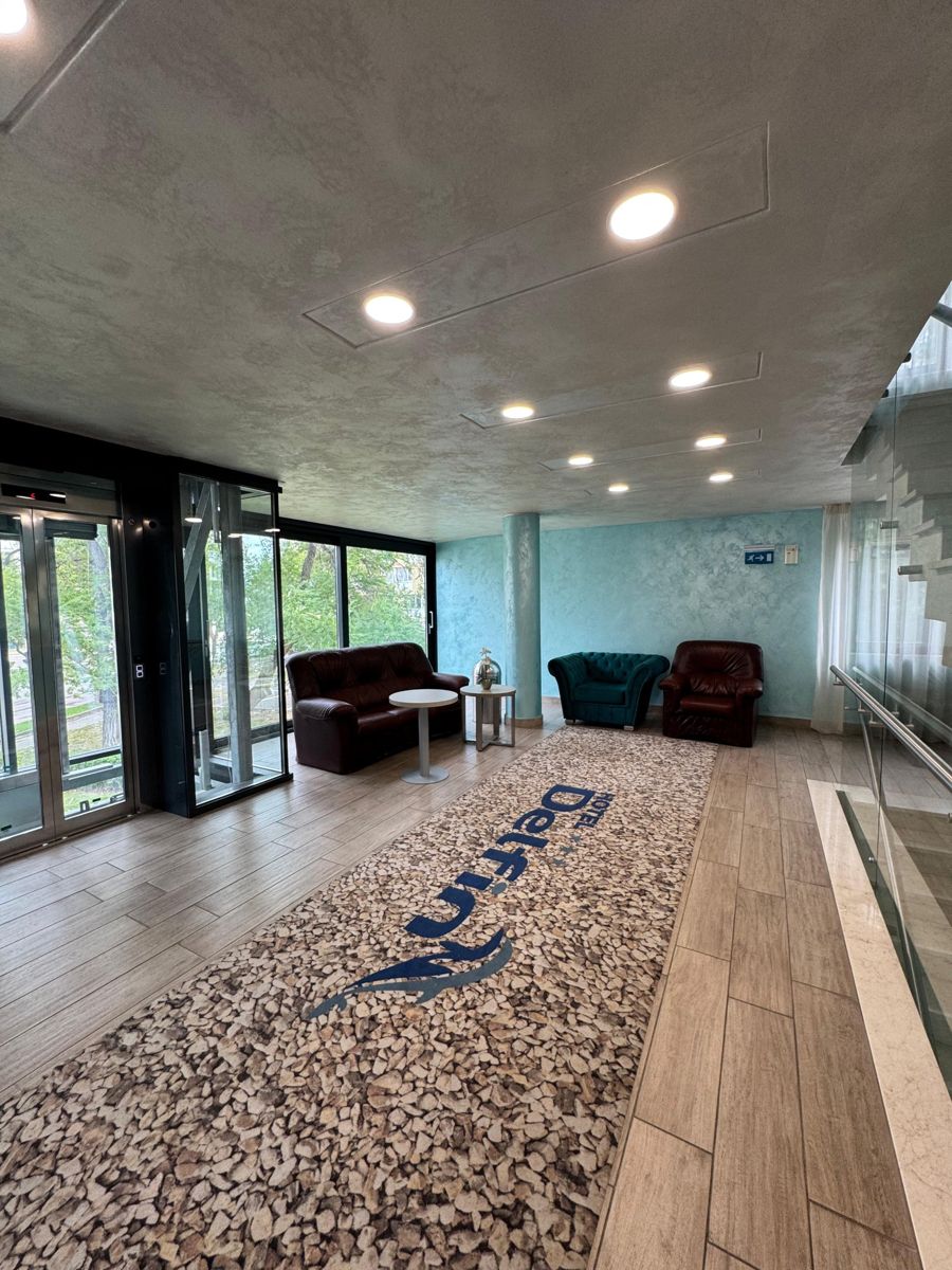 Lobby Hotel Delfin, zona de așteptare de lângă lift